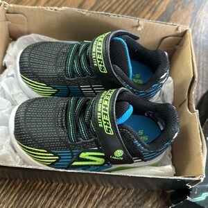 Skechers toddler boy light up sneakers size 5